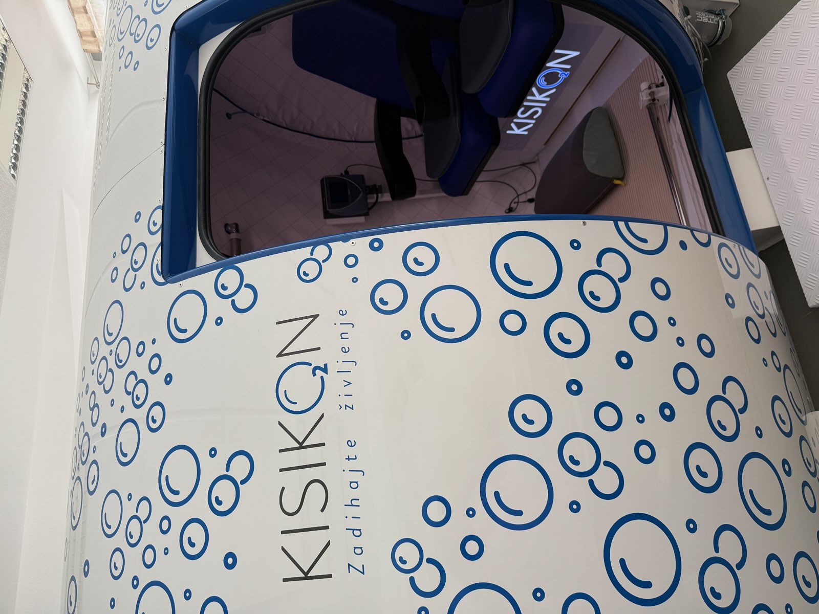 Notranjost KISIKON hiperbarične komore z udobnimi sedeži in ekranom